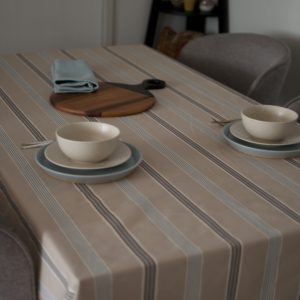 Mantel beige líneas azules, cafés y blancas