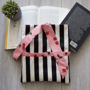 Funda libro blanco y negro interior guindas